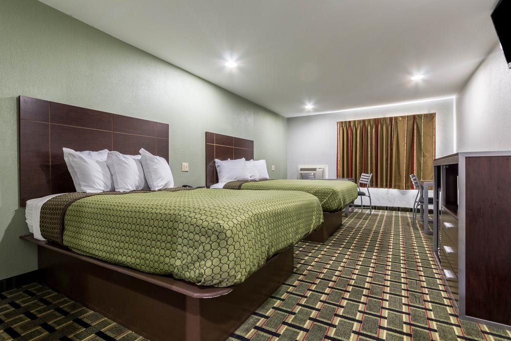 Scottish Inn And Suites Tomball Esterno foto