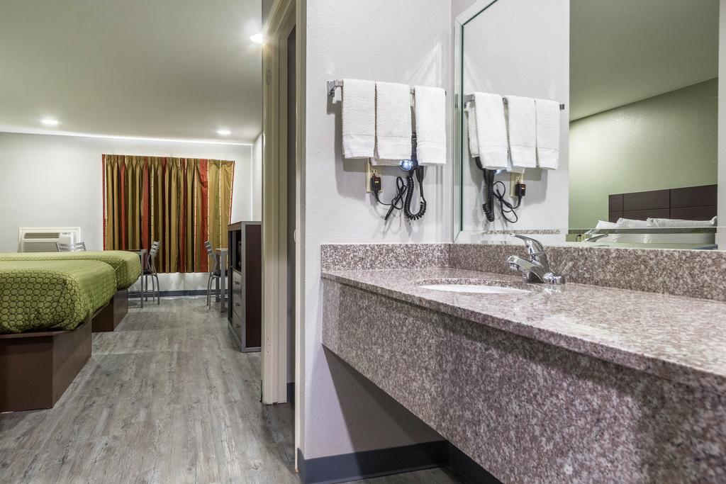 Scottish Inn And Suites Tomball Esterno foto