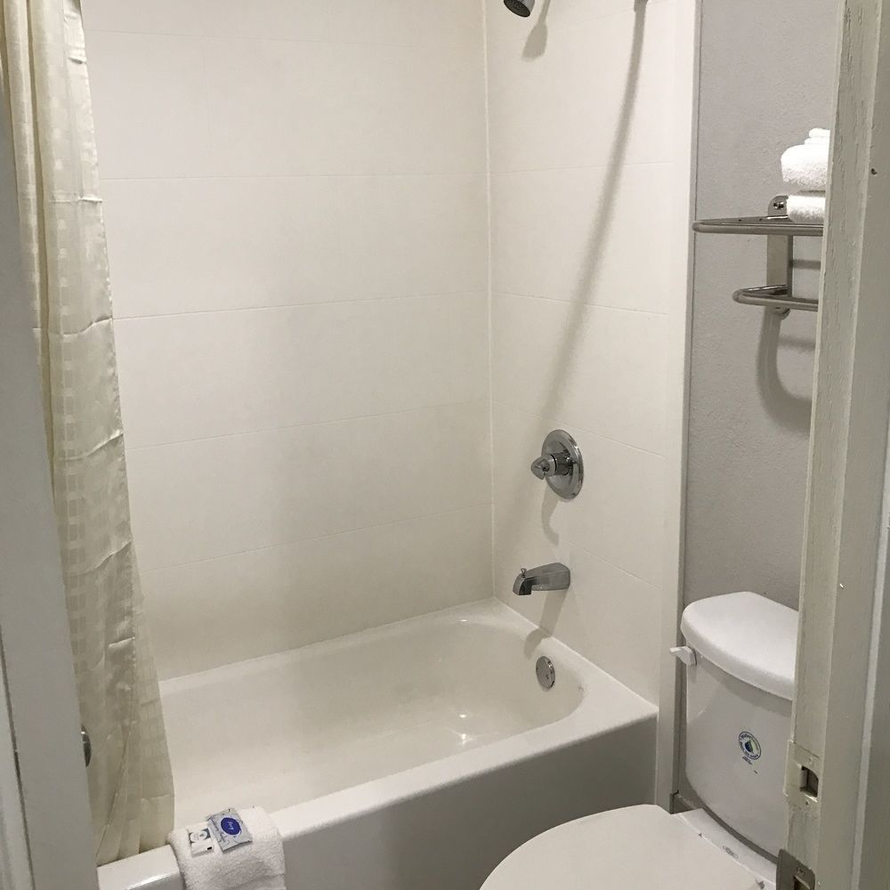 Scottish Inn And Suites Tomball Esterno foto